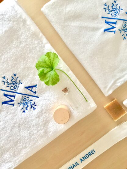 Trusou botez personalizat elegant materiale naturale muselina Trusoul contine: Prosop/paturica pentru micut, personalizata din muselina organica alba  triplustrat, un material premium 100% natural, moale, absorbant, apreciat mai ales pentru articole destinate bebelusilor. Dimensiune prosop/paturica: 90x90 cm  Prosop mediu pentru preot muselina triplustrat, dimensiuni  40x40 cm Panza de mir din finet - bumbac 100%, dimensiuni 90x90 cm  Fasa, dimensiuni  120 cm din bumbac 100%,  personalizata cu numele micutului si data botezului Sticluta pentru ulei, dimensiuni 7-8 cm  Sapun artizanal, 100% natural, fara iritanti sau uleiuri esentiale cu potential alergen, formulat special pentru pielea sensibila a bebelusilor, cu galbenele. Sapunul vine impachetat in hartie de matase si un saculet din bumbac, personalizat cu initiala miculutui. Cutia contine si o urare speciala pentru cel mic si un accesoriu din natura ( pampas, flori nemuritoare, grausor - in functie de sezon ) Trusoul vine ambalat in cutie carton hard - alb texturat, personalizat cu print monograma si numele micutului. Se poate personaliza in orice nuanta.           Disponibil si in alte variante de ambalare/continut, se pot vizualiza in aceeasi categorie - https://www.motifs.ro/categorie-produs/articole-botez-aniversari/trusouri/, dar si in varianta pentru fetita https://www.motifs.ro/shop/articole-botez-aniversari/trusouri/trusou-botez-personalizat-elegant-materiale-naturale/           Va rugam sa notati in comentarii toate detaliile legate de personalizare ( nuanta, piese, nume, initiale, data botezului, alte mentiuni ce considerati a fi relevante ).            Fiind un produs personalizat, comanda se va confirma prin e-mail sau telefonic si dupa achitarea unui avans si este un produs nereturnabil.           Termenul de executie-livrare este de 5-7 zile LUCRATOARE, la care se adauga 24-48 ore pentru transport. Livrarea se va face prin Fan Courier preponderent, insa in functie de destinatie, putem alege si alte companii de curierat, sau in zonele cu km suplimentari serviciul de coletarie rapida door to door al Postei Romane, Prioripost. Pentru a verifica acoperirea standard, https://www.fancourier.ro/acoperire/. Disclaimer:  Cosuletul are rol de prezentare/decorativ, nu este parte a trusoului, desi poate fi o sugestie de utilizat in functie de tematica botezului. Poate fi achizitionat din magazinele de home-deco,insa gasiti o varianta de ambalare in cutie din lemn, personalizata prin gravura, in aceeasi sectiune - articole botez, in cazul in care doriti un ambalaj mai deosebit. Trusou botez personalizat elegant din materiale naturale