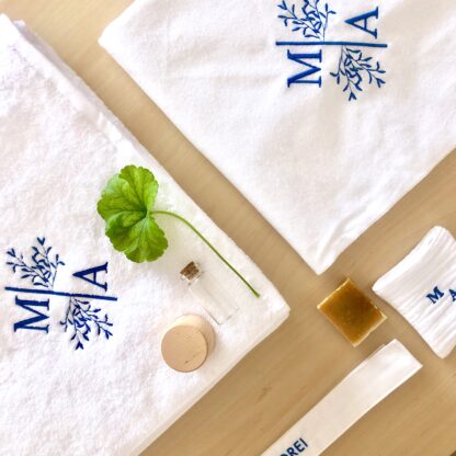Trusou botez personalizat elegant materiale naturale muselina Trusoul contine: Prosop/paturica pentru micut, personalizata din muselina organica alba  triplustrat, un material premium 100% natural, moale, absorbant, apreciat mai ales pentru articole destinate bebelusilor. Dimensiune prosop/paturica: 90x90 cm  Prosop mediu pentru preot muselina triplustrat, dimensiuni  40x40 cm Panza de mir din finet - bumbac 100%, dimensiuni 90x90 cm  Fasa, dimensiuni  120 cm din bumbac 100%,  personalizata cu numele micutului si data botezului Sticluta pentru ulei, dimensiuni 7-8 cm  Sapun artizanal, 100% natural, fara iritanti sau uleiuri esentiale cu potential alergen, formulat special pentru pielea sensibila a bebelusilor, cu galbenele. Sapunul vine impachetat in hartie de matase si un saculet din bumbac, personalizat cu initiala miculutui. Cutia contine si o urare speciala pentru cel mic si un accesoriu din natura ( pampas, flori nemuritoare, grausor - in functie de sezon ) Trusoul vine ambalat in cutie carton hard - alb texturat, personalizat cu print monograma si numele micutului. Se poate personaliza in orice nuanta.           Disponibil si in alte variante de ambalare/continut, se pot vizualiza in aceeasi categorie - https://www.motifs.ro/categorie-produs/articole-botez-aniversari/trusouri/, dar si in varianta pentru fetita https://www.motifs.ro/shop/articole-botez-aniversari/trusouri/trusou-botez-personalizat-elegant-materiale-naturale/           Va rugam sa notati in comentarii toate detaliile legate de personalizare ( nuanta, piese, nume, initiale, data botezului, alte mentiuni ce considerati a fi relevante ).            Fiind un produs personalizat, comanda se va confirma prin e-mail sau telefonic si dupa achitarea unui avans si este un produs nereturnabil.           Termenul de executie-livrare este de 5-7 zile LUCRATOARE, la care se adauga 24-48 ore pentru transport. Livrarea se va face prin Fan Courier preponderent, insa in functie de destinatie, putem alege si alte companii de curierat, sau in zonele cu km suplimentari serviciul de coletarie rapida door to door al Postei Romane, Prioripost. Pentru a verifica acoperirea standard, https://www.fancourier.ro/acoperire/. Disclaimer:  Cosuletul are rol de prezentare/decorativ, nu este parte a trusoului, desi poate fi o sugestie de utilizat in functie de tematica botezului. Poate fi achizitionat din magazinele de home-deco,insa gasiti o varianta de ambalare in cutie din lemn, personalizata prin gravura, in aceeasi sectiune - articole botez, in cazul in care doriti un ambalaj mai deosebit. Trusou botez personalizat elegant din materiale naturale