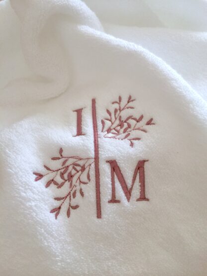 Trusou botez personalizat elegant materiale naturale muselina Trusoul contine: Prosop/paturica pentru micut, personalizata din muselina organica alba  triplustrat, un material premium 100% natural, moale, absorbant, apreciat mai ales pentru articole destinate bebelusilor. Dimensiune prosop/paturica: 90x90 cm  Prosop mediu pentru preot muselina triplustrat, dimensiuni  40x40 cm Panza de mir din finet - bumbac 100%, dimensiuni 90x90 cm  Fasa, dimensiuni  120 cm din bumbac 100%,  personalizata cu numele micutului si data botezului Sticluta pentru ulei, dimensiuni 7-8 cm  Sapun artizanal, 100% natural, fara iritanti sau uleiuri esentiale cu potential alergen, formulat special pentru pielea sensibila a bebelusilor, cu galbenele. Sapunul vine impachetat in hartie de matase si un saculet din bumbac, personalizat cu initiala miculutui. Cutia contine si o urare speciala pentru cel mic si un accesoriu din natura ( pampas, flori nemuritoare, grausor - in functie de sezon ) Trusoul vine ambalat in cutie carton hard - alb texturat, personalizat cu print monograma si numele micutului. Se poate personaliza in orice nuanta.           Disponibil si in alte variante de ambalare/continut, se pot vizualiza in aceeasi categorie - https://www.motifs.ro/categorie-produs/articole-botez-aniversari/trusouri/, dar si in varianta pentru fetita https://www.motifs.ro/shop/articole-botez-aniversari/trusouri/trusou-botez-personalizat-elegant-materiale-naturale/           Va rugam sa notati in comentarii toate detaliile legate de personalizare ( nuanta, piese, nume, initiale, data botezului, alte mentiuni ce considerati a fi relevante ).            Fiind un produs personalizat, comanda se va confirma prin e-mail sau telefonic si dupa achitarea unui avans si este un produs nereturnabil.           Termenul de executie-livrare este de 5-7 zile LUCRATOARE, la care se adauga 24-48 ore pentru transport. Livrarea se va face prin Fan Courier preponderent, insa in functie de destinatie, putem alege si alte companii de curierat, sau in zonele cu km suplimentari serviciul de coletarie rapida door to door al Postei Romane, Prioripost. Pentru a verifica acoperirea standard, https://www.fancourier.ro/acoperire/. Disclaimer:  Cosuletul are rol de prezentare/decorativ, nu este parte a trusoului, desi poate fi o sugestie de utilizat in functie de tematica botezului. Poate fi achizitionat din magazinele de home-deco,insa gasiti o varianta de ambalare in cutie din lemn, personalizata prin gravura, in aceeasi sectiune - articole botez, in cazul in care doriti un ambalaj mai deosebit. Trusou botez personalizat elegant din materiale naturale