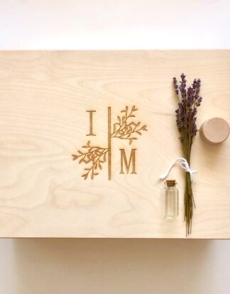 Trusou botez personalizat elegant materiale naturale muselina Trusoul contine: Prosop/paturica pentru micut, personalizata din muselina organica alba  triplustrat, un material premium 100% natural, moale, absorbant, apreciat mai ales pentru articole destinate bebelusilor. Dimensiune prosop/paturica: 90x90 cm  Prosop mediu pentru preot muselina triplustrat, dimensiuni  40x40 cm Panza de mir din finet - bumbac 100%, dimensiuni 90x90 cm  Fasa, dimensiuni  120 cm din bumbac 100%,  personalizata cu numele micutului si data botezului Sticluta pentru ulei, dimensiuni 7-8 cm  Sapun artizanal, 100% natural, fara iritanti sau uleiuri esentiale cu potential alergen, formulat special pentru pielea sensibila a bebelusilor, cu galbenele. Sapunul vine impachetat in hartie de matase si un saculet din bumbac, personalizat cu initiala miculutui. Cutia contine si o urare speciala pentru cel mic si un accesoriu din natura ( pampas, flori nemuritoare, grausor - in functie de sezon ) Trusoul vine ambalat in cutie carton hard - alb texturat, personalizat cu print monograma si numele micutului. Se poate personaliza in orice nuanta.           Disponibil si in alte variante de ambalare/continut, se pot vizualiza in aceeasi categorie - https://www.motifs.ro/categorie-produs/articole-botez-aniversari/trusouri/, dar si in varianta pentru fetita https://www.motifs.ro/shop/articole-botez-aniversari/trusouri/trusou-botez-personalizat-elegant-materiale-naturale/           Va rugam sa notati in comentarii toate detaliile legate de personalizare ( nuanta, piese, nume, initiale, data botezului, alte mentiuni ce considerati a fi relevante ).            Fiind un produs personalizat, comanda se va confirma prin e-mail sau telefonic si dupa achitarea unui avans si este un produs nereturnabil.           Termenul de executie-livrare este de 5-7 zile LUCRATOARE, la care se adauga 24-48 ore pentru transport. Livrarea se va face prin Fan Courier preponderent, insa in functie de destinatie, putem alege si alte companii de curierat, sau in zonele cu km suplimentari serviciul de coletarie rapida door to door al Postei Romane, Prioripost. Pentru a verifica acoperirea standard, https://www.fancourier.ro/acoperire/. Disclaimer:  Cosuletul are rol de prezentare/decorativ, nu este parte a trusoului, desi poate fi o sugestie de utilizat in functie de tematica botezului. Poate fi achizitionat din magazinele de home-deco,insa gasiti o varianta de ambalare in cutie din lemn, personalizata prin gravura, in aceeasi sectiune - articole botez, in cazul in care doriti un ambalaj mai deosebit. Trusou botez personalizat elegant din materiale naturale