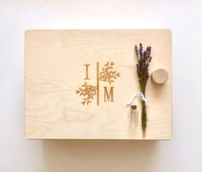 Trusou botez personalizat elegant materiale naturale muselina Trusoul contine: Prosop/paturica pentru micut, personalizata din muselina organica alba  triplustrat, un material premium 100% natural, moale, absorbant, apreciat mai ales pentru articole destinate bebelusilor. Dimensiune prosop/paturica: 90x90 cm  Prosop mediu pentru preot muselina triplustrat, dimensiuni  40x40 cm Panza de mir din finet - bumbac 100%, dimensiuni 90x90 cm  Fasa, dimensiuni  120 cm din bumbac 100%,  personalizata cu numele micutului si data botezului Sticluta pentru ulei, dimensiuni 7-8 cm  Sapun artizanal, 100% natural, fara iritanti sau uleiuri esentiale cu potential alergen, formulat special pentru pielea sensibila a bebelusilor, cu galbenele. Sapunul vine impachetat in hartie de matase si un saculet din bumbac, personalizat cu initiala miculutui. Cutia contine si o urare speciala pentru cel mic si un accesoriu din natura ( pampas, flori nemuritoare, grausor - in functie de sezon ) Trusoul vine ambalat in cutie carton hard - alb texturat, personalizat cu print monograma si numele micutului. Se poate personaliza in orice nuanta.           Disponibil si in alte variante de ambalare/continut, se pot vizualiza in aceeasi categorie - https://www.motifs.ro/categorie-produs/articole-botez-aniversari/trusouri/, dar si in varianta pentru fetita https://www.motifs.ro/shop/articole-botez-aniversari/trusouri/trusou-botez-personalizat-elegant-materiale-naturale/           Va rugam sa notati in comentarii toate detaliile legate de personalizare ( nuanta, piese, nume, initiale, data botezului, alte mentiuni ce considerati a fi relevante ).            Fiind un produs personalizat, comanda se va confirma prin e-mail sau telefonic si dupa achitarea unui avans si este un produs nereturnabil.           Termenul de executie-livrare este de 5-7 zile LUCRATOARE, la care se adauga 24-48 ore pentru transport. Livrarea se va face prin Fan Courier preponderent, insa in functie de destinatie, putem alege si alte companii de curierat, sau in zonele cu km suplimentari serviciul de coletarie rapida door to door al Postei Romane, Prioripost. Pentru a verifica acoperirea standard, https://www.fancourier.ro/acoperire/. Disclaimer:  Cosuletul are rol de prezentare/decorativ, nu este parte a trusoului, desi poate fi o sugestie de utilizat in functie de tematica botezului. Poate fi achizitionat din magazinele de home-deco,insa gasiti o varianta de ambalare in cutie din lemn, personalizata prin gravura, in aceeasi sectiune - articole botez, in cazul in care doriti un ambalaj mai deosebit. Trusou botez personalizat elegant din materiale naturale