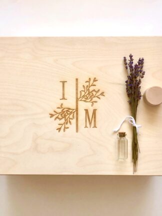 Trusou botez personalizat elegant materiale naturale muselina Trusoul contine: Prosop/paturica pentru micut, personalizata din muselina organica alba  triplustrat, un material premium 100% natural, moale, absorbant, apreciat mai ales pentru articole destinate bebelusilor. Dimensiune prosop/paturica: 90x90 cm  Prosop mediu pentru preot muselina triplustrat, dimensiuni  40x40 cm Panza de mir din finet - bumbac 100%, dimensiuni 90x90 cm  Fasa, dimensiuni  120 cm din bumbac 100%,  personalizata cu numele micutului si data botezului Sticluta pentru ulei, dimensiuni 7-8 cm  Sapun artizanal, 100% natural, fara iritanti sau uleiuri esentiale cu potential alergen, formulat special pentru pielea sensibila a bebelusilor, cu galbenele. Sapunul vine impachetat in hartie de matase si un saculet din bumbac, personalizat cu initiala miculutui. Cutia contine si o urare speciala pentru cel mic si un accesoriu din natura ( pampas, flori nemuritoare, grausor - in functie de sezon ) Trusoul vine ambalat in cutie carton hard - alb texturat, personalizat cu print monograma si numele micutului. Se poate personaliza in orice nuanta.           Disponibil si in alte variante de ambalare/continut, se pot vizualiza in aceeasi categorie - https://www.motifs.ro/categorie-produs/articole-botez-aniversari/trusouri/, dar si in varianta pentru fetita https://www.motifs.ro/shop/articole-botez-aniversari/trusouri/trusou-botez-personalizat-elegant-materiale-naturale/           Va rugam sa notati in comentarii toate detaliile legate de personalizare ( nuanta, piese, nume, initiale, data botezului, alte mentiuni ce considerati a fi relevante ).            Fiind un produs personalizat, comanda se va confirma prin e-mail sau telefonic si dupa achitarea unui avans si este un produs nereturnabil.           Termenul de executie-livrare este de 5-7 zile LUCRATOARE, la care se adauga 24-48 ore pentru transport. Livrarea se va face prin Fan Courier preponderent, insa in functie de destinatie, putem alege si alte companii de curierat, sau in zonele cu km suplimentari serviciul de coletarie rapida door to door al Postei Romane, Prioripost. Pentru a verifica acoperirea standard, https://www.fancourier.ro/acoperire/. Disclaimer:  Cosuletul are rol de prezentare/decorativ, nu este parte a trusoului, desi poate fi o sugestie de utilizat in functie de tematica botezului. Poate fi achizitionat din magazinele de home-deco,insa gasiti o varianta de ambalare in cutie din lemn, personalizata prin gravura, in aceeasi sectiune - articole botez, in cazul in care doriti un ambalaj mai deosebit. Trusou botez personalizat elegant din materiale naturale