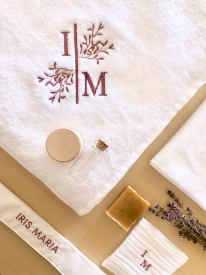 Trusou botez personalizat elegant materiale naturale muselina Trusoul contine: Prosop/paturica pentru micut, personalizata din muselina organica alba  triplustrat, un material premium 100% natural, moale, absorbant, apreciat mai ales pentru articole destinate bebelusilor. Dimensiune prosop/paturica: 90x90 cm  Prosop mediu pentru preot muselina triplustrat, dimensiuni  40x40 cm Panza de mir din finet - bumbac 100%, dimensiuni 90x90 cm  Fasa, dimensiuni  120 cm din bumbac 100%,  personalizata cu numele micutului si data botezului Sticluta pentru ulei, dimensiuni 7-8 cm  Sapun artizanal, 100% natural, fara iritanti sau uleiuri esentiale cu potential alergen, formulat special pentru pielea sensibila a bebelusilor, cu galbenele. Sapunul vine impachetat in hartie de matase si un saculet din bumbac, personalizat cu initiala miculutui. Cutia contine si o urare speciala pentru cel mic si un accesoriu din natura ( pampas, flori nemuritoare, grausor - in functie de sezon ) Trusoul vine ambalat in cutie carton hard - alb texturat, personalizat cu print monograma si numele micutului. Se poate personaliza in orice nuanta.           Disponibil si in alte variante de ambalare/continut, se pot vizualiza in aceeasi categorie - https://www.motifs.ro/categorie-produs/articole-botez-aniversari/trusouri/, dar si in varianta pentru fetita https://www.motifs.ro/shop/articole-botez-aniversari/trusouri/trusou-botez-personalizat-elegant-materiale-naturale/           Va rugam sa notati in comentarii toate detaliile legate de personalizare ( nuanta, piese, nume, initiale, data botezului, alte mentiuni ce considerati a fi relevante ).            Fiind un produs personalizat, comanda se va confirma prin e-mail sau telefonic si dupa achitarea unui avans si este un produs nereturnabil.           Termenul de executie-livrare este de 5-7 zile LUCRATOARE, la care se adauga 24-48 ore pentru transport. Livrarea se va face prin Fan Courier preponderent, insa in functie de destinatie, putem alege si alte companii de curierat, sau in zonele cu km suplimentari serviciul de coletarie rapida door to door al Postei Romane, Prioripost. Pentru a verifica acoperirea standard, https://www.fancourier.ro/acoperire/. Disclaimer:  Cosuletul are rol de prezentare/decorativ, nu este parte a trusoului, desi poate fi o sugestie de utilizat in functie de tematica botezului. Poate fi achizitionat din magazinele de home-deco,insa gasiti o varianta de ambalare in cutie din lemn, personalizata prin gravura, in aceeasi sectiune - articole botez, in cazul in care doriti un ambalaj mai deosebit. Trusou botez personalizat elegant din materiale naturale