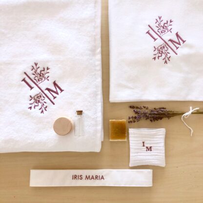 Trusou botez personalizat elegant materiale naturale muselina Trusoul contine: Prosop/paturica pentru micut, personalizata din muselina organica alba  triplustrat, un material premium 100% natural, moale, absorbant, apreciat mai ales pentru articole destinate bebelusilor. Dimensiune prosop/paturica: 90x90 cm  Prosop mediu pentru preot muselina triplustrat, dimensiuni  40x40 cm Panza de mir din finet - bumbac 100%, dimensiuni 90x90 cm  Fasa, dimensiuni  120 cm din bumbac 100%,  personalizata cu numele micutului si data botezului Sticluta pentru ulei, dimensiuni 7-8 cm  Sapun artizanal, 100% natural, fara iritanti sau uleiuri esentiale cu potential alergen, formulat special pentru pielea sensibila a bebelusilor, cu galbenele. Sapunul vine impachetat in hartie de matase si un saculet din bumbac, personalizat cu initiala miculutui. Cutia contine si o urare speciala pentru cel mic si un accesoriu din natura ( pampas, flori nemuritoare, grausor - in functie de sezon ) Trusoul vine ambalat in cutie carton hard - alb texturat, personalizat cu print monograma si numele micutului. Se poate personaliza in orice nuanta.           Disponibil si in alte variante de ambalare/continut, se pot vizualiza in aceeasi categorie - https://www.motifs.ro/categorie-produs/articole-botez-aniversari/trusouri/, dar si in varianta pentru fetita https://www.motifs.ro/shop/articole-botez-aniversari/trusouri/trusou-botez-personalizat-elegant-materiale-naturale/           Va rugam sa notati in comentarii toate detaliile legate de personalizare ( nuanta, piese, nume, initiale, data botezului, alte mentiuni ce considerati a fi relevante ).            Fiind un produs personalizat, comanda se va confirma prin e-mail sau telefonic si dupa achitarea unui avans si este un produs nereturnabil.           Termenul de executie-livrare este de 5-7 zile LUCRATOARE, la care se adauga 24-48 ore pentru transport. Livrarea se va face prin Fan Courier preponderent, insa in functie de destinatie, putem alege si alte companii de curierat, sau in zonele cu km suplimentari serviciul de coletarie rapida door to door al Postei Romane, Prioripost. Pentru a verifica acoperirea standard, https://www.fancourier.ro/acoperire/. Disclaimer:  Cosuletul are rol de prezentare/decorativ, nu este parte a trusoului, desi poate fi o sugestie de utilizat in functie de tematica botezului. Poate fi achizitionat din magazinele de home-deco,insa gasiti o varianta de ambalare in cutie din lemn, personalizata prin gravura, in aceeasi sectiune - articole botez, in cazul in care doriti un ambalaj mai deosebit. Trusou botez personalizat elegant din materiale naturale