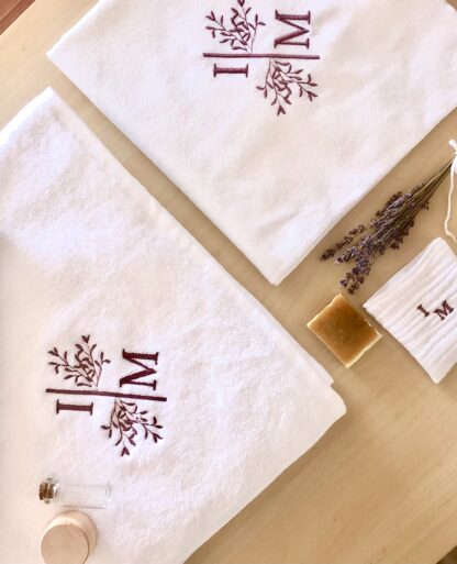 Trusou personalizat botez Trusou fetita Trusou biserica Trusou botez personalizat elegant materiale naturale muselina Trusoul contine: Prosop/paturica pentru micut, personalizata din muselina organica alba  triplustrat, un material premium 100% natural, moale, absorbant, apreciat mai ales pentru articole destinate bebelusilor. Dimensiune prosop/paturica: 90x90 cm  Prosop mediu pentru preot muselina triplustrat, dimensiuni  40x40 cm Panza de mir din finet - bumbac 100%, dimensiuni 90x90 cm  Fasa, dimensiuni  120 cm din bumbac 100%,  personalizata cu numele micutului si data botezului Sticluta pentru ulei, dimensiuni 7-8 cm  Sapun artizanal, 100% natural, fara iritanti sau uleiuri esentiale cu potential alergen, formulat special pentru pielea sensibila a bebelusilor, cu galbenele. Sapunul vine impachetat in hartie de matase si un saculet din bumbac, personalizat cu initiala miculutui. Cutia contine si o urare speciala pentru cel mic si un accesoriu din natura ( pampas, flori nemuritoare, grausor - in functie de sezon ) Trusoul vine ambalat in cutie carton hard - alb texturat, personalizat cu print monograma si numele micutului. Se poate personaliza in orice nuanta.           Disponibil si in alte variante de ambalare/continut, se pot vizualiza in aceeasi categorie - https://www.motifs.ro/categorie-produs/articole-botez-aniversari/trusouri/, dar si in varianta pentru fetita https://www.motifs.ro/shop/articole-botez-aniversari/trusouri/trusou-botez-personalizat-elegant-materiale-naturale/           Va rugam sa notati in comentarii toate detaliile legate de personalizare ( nuanta, piese, nume, initiale, data botezului, alte mentiuni ce considerati a fi relevante ).            Fiind un produs personalizat, comanda se va confirma prin e-mail sau telefonic si dupa achitarea unui avans si este un produs nereturnabil.           Termenul de executie-livrare este de 5-7 zile LUCRATOARE, la care se adauga 24-48 ore pentru transport. Livrarea se va face prin Fan Courier preponderent, insa in functie de destinatie, putem alege si alte companii de curierat, sau in zonele cu km suplimentari serviciul de coletarie rapida door to door al Postei Romane, Prioripost. Pentru a verifica acoperirea standard, https://www.fancourier.ro/acoperire/. Disclaimer:  Cosuletul are rol de prezentare/decorativ, nu este parte a trusoului, desi poate fi o sugestie de utilizat in functie de tematica botezului. Poate fi achizitionat din magazinele de home-deco,insa gasiti o varianta de ambalare in cutie din lemn, personalizata prin gravura, in aceeasi sectiune - articole botez, in cazul in care doriti un ambalaj mai deosebit. Trusou botez personalizat elegant din materiale naturale