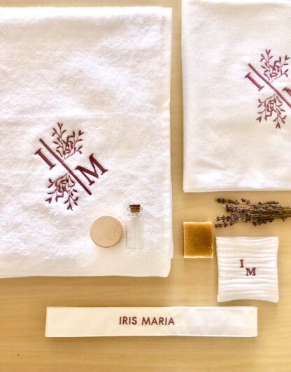 Trusou botez personalizat elegant materiale naturale muselina Trusoul contine: Prosop/paturica pentru micut, personalizata din muselina organica alba  triplustrat, un material premium 100% natural, moale, absorbant, apreciat mai ales pentru articole destinate bebelusilor. Dimensiune prosop/paturica: 90x90 cm  Prosop mediu pentru preot muselina triplustrat, dimensiuni  40x40 cm Panza de mir din finet - bumbac 100%, dimensiuni 90x90 cm  Fasa, dimensiuni  120 cm din bumbac 100%,  personalizata cu numele micutului si data botezului Sticluta pentru ulei, dimensiuni 7-8 cm  Sapun artizanal, 100% natural, fara iritanti sau uleiuri esentiale cu potential alergen, formulat special pentru pielea sensibila a bebelusilor, cu galbenele. Sapunul vine impachetat in hartie de matase si un saculet din bumbac, personalizat cu initiala miculutui. Cutia contine si o urare speciala pentru cel mic si un accesoriu din natura ( pampas, flori nemuritoare, grausor - in functie de sezon ) Trusoul vine ambalat in cutie carton hard - alb texturat, personalizat cu print monograma si numele micutului. Se poate personaliza in orice nuanta.           Disponibil si in alte variante de ambalare/continut, se pot vizualiza in aceeasi categorie - https://www.motifs.ro/categorie-produs/articole-botez-aniversari/trusouri/, dar si in varianta pentru fetita https://www.motifs.ro/shop/articole-botez-aniversari/trusouri/trusou-botez-personalizat-elegant-materiale-naturale/           Va rugam sa notati in comentarii toate detaliile legate de personalizare ( nuanta, piese, nume, initiale, data botezului, alte mentiuni ce considerati a fi relevante ).            Fiind un produs personalizat, comanda se va confirma prin e-mail sau telefonic si dupa achitarea unui avans si este un produs nereturnabil.           Termenul de executie-livrare este de 5-7 zile LUCRATOARE, la care se adauga 24-48 ore pentru transport. Livrarea se va face prin Fan Courier preponderent, insa in functie de destinatie, putem alege si alte companii de curierat, sau in zonele cu km suplimentari serviciul de coletarie rapida door to door al Postei Romane, Prioripost. Pentru a verifica acoperirea standard, https://www.fancourier.ro/acoperire/. Disclaimer:  Cosuletul are rol de prezentare/decorativ, nu este parte a trusoului, desi poate fi o sugestie de utilizat in functie de tematica botezului. Poate fi achizitionat din magazinele de home-deco,insa gasiti o varianta de ambalare in cutie din lemn, personalizata prin gravura, in aceeasi sectiune - articole botez, in cazul in care doriti un ambalaj mai deosebit. Trusou botez personalizat elegant din materiale naturale