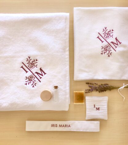 Trusou botez personalizat elegant materiale naturale muselina Trusoul contine: Prosop/paturica pentru micut, personalizata din muselina organica alba  triplustrat, un material premium 100% natural, moale, absorbant, apreciat mai ales pentru articole destinate bebelusilor. Dimensiune prosop/paturica: 90x90 cm  Prosop mediu pentru preot muselina triplustrat, dimensiuni  40x40 cm Panza de mir din finet - bumbac 100%, dimensiuni 90x90 cm  Fasa, dimensiuni  120 cm din bumbac 100%,  personalizata cu numele micutului si data botezului Sticluta pentru ulei, dimensiuni 7-8 cm  Sapun artizanal, 100% natural, fara iritanti sau uleiuri esentiale cu potential alergen, formulat special pentru pielea sensibila a bebelusilor, cu galbenele. Sapunul vine impachetat in hartie de matase si un saculet din bumbac, personalizat cu initiala miculutui. Cutia contine si o urare speciala pentru cel mic si un accesoriu din natura ( pampas, flori nemuritoare, grausor - in functie de sezon ) Trusoul vine ambalat in cutie carton hard - alb texturat, personalizat cu print monograma si numele micutului. Se poate personaliza in orice nuanta.           Disponibil si in alte variante de ambalare/continut, se pot vizualiza in aceeasi categorie - https://www.motifs.ro/categorie-produs/articole-botez-aniversari/trusouri/, dar si in varianta pentru fetita https://www.motifs.ro/shop/articole-botez-aniversari/trusouri/trusou-botez-personalizat-elegant-materiale-naturale/           Va rugam sa notati in comentarii toate detaliile legate de personalizare ( nuanta, piese, nume, initiale, data botezului, alte mentiuni ce considerati a fi relevante ).            Fiind un produs personalizat, comanda se va confirma prin e-mail sau telefonic si dupa achitarea unui avans si este un produs nereturnabil.           Termenul de executie-livrare este de 5-7 zile LUCRATOARE, la care se adauga 24-48 ore pentru transport. Livrarea se va face prin Fan Courier preponderent, insa in functie de destinatie, putem alege si alte companii de curierat, sau in zonele cu km suplimentari serviciul de coletarie rapida door to door al Postei Romane, Prioripost. Pentru a verifica acoperirea standard, https://www.fancourier.ro/acoperire/. Disclaimer:  Cosuletul are rol de prezentare/decorativ, nu este parte a trusoului, desi poate fi o sugestie de utilizat in functie de tematica botezului. Poate fi achizitionat din magazinele de home-deco,insa gasiti o varianta de ambalare in cutie din lemn, personalizata prin gravura, in aceeasi sectiune - articole botez, in cazul in care doriti un ambalaj mai deosebit. Trusou botez personalizat elegant din materiale naturale