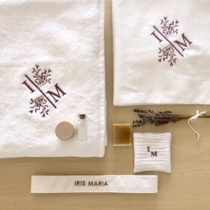 Trusou botez personalizat elegant materiale naturale muselina Trusoul contine: Prosop/paturica pentru micut, personalizata din muselina organica alba  triplustrat, un material premium 100% natural, moale, absorbant, apreciat mai ales pentru articole destinate bebelusilor. Dimensiune prosop/paturica: 90x90 cm  Prosop mediu pentru preot muselina triplustrat, dimensiuni  40x40 cm Panza de mir din finet - bumbac 100%, dimensiuni 90x90 cm  Fasa, dimensiuni  120 cm din bumbac 100%,  personalizata cu numele micutului si data botezului Sticluta pentru ulei, dimensiuni 7-8 cm  Sapun artizanal, 100% natural, fara iritanti sau uleiuri esentiale cu potential alergen, formulat special pentru pielea sensibila a bebelusilor, cu galbenele. Sapunul vine impachetat in hartie de matase si un saculet din bumbac, personalizat cu initiala miculutui. Cutia contine si o urare speciala pentru cel mic si un accesoriu din natura ( pampas, flori nemuritoare, grausor - in functie de sezon ) Trusoul vine ambalat in cutie carton hard - alb texturat, personalizat cu print monograma si numele micutului. Se poate personaliza in orice nuanta.           Disponibil si in alte variante de ambalare/continut, se pot vizualiza in aceeasi categorie - https://www.motifs.ro/categorie-produs/articole-botez-aniversari/trusouri/, dar si in varianta pentru fetita https://www.motifs.ro/shop/articole-botez-aniversari/trusouri/trusou-botez-personalizat-elegant-materiale-naturale/           Va rugam sa notati in comentarii toate detaliile legate de personalizare ( nuanta, piese, nume, initiale, data botezului, alte mentiuni ce considerati a fi relevante ).            Fiind un produs personalizat, comanda se va confirma prin e-mail sau telefonic si dupa achitarea unui avans si este un produs nereturnabil.           Termenul de executie-livrare este de 5-7 zile LUCRATOARE, la care se adauga 24-48 ore pentru transport. Livrarea se va face prin Fan Courier preponderent, insa in functie de destinatie, putem alege si alte companii de curierat, sau in zonele cu km suplimentari serviciul de coletarie rapida door to door al Postei Romane, Prioripost. Pentru a verifica acoperirea standard, https://www.fancourier.ro/acoperire/. Disclaimer:  Cosuletul are rol de prezentare/decorativ, nu este parte a trusoului, desi poate fi o sugestie de utilizat in functie de tematica botezului. Poate fi achizitionat din magazinele de home-deco,insa gasiti o varianta de ambalare in cutie din lemn, personalizata prin gravura, in aceeasi sectiune - articole botez, in cazul in care doriti un ambalaj mai deosebit. Trusou botez personalizat elegant din materiale naturale