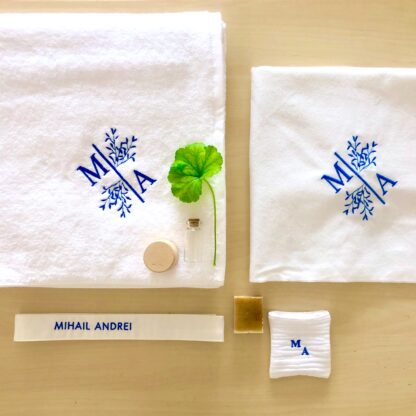 Trusou botez personalizat elegant materiale naturale muselina Trusoul contine: Prosop/paturica pentru micut, personalizata din muselina organica alba  triplustrat, un material premium 100% natural, moale, absorbant, apreciat mai ales pentru articole destinate bebelusilor. Dimensiune prosop/paturica: 90x90 cm  Prosop mediu pentru preot muselina triplustrat, dimensiuni  40x40 cm Panza de mir din finet - bumbac 100%, dimensiuni 90x90 cm  Fasa, dimensiuni  120 cm din bumbac 100%,  personalizata cu numele micutului si data botezului Sticluta pentru ulei, dimensiuni 7-8 cm  Sapun artizanal, 100% natural, fara iritanti sau uleiuri esentiale cu potential alergen, formulat special pentru pielea sensibila a bebelusilor, cu galbenele. Sapunul vine impachetat in hartie de matase si un saculet din bumbac, personalizat cu initiala miculutui. Cutia contine si o urare speciala pentru cel mic si un accesoriu din natura ( pampas, flori nemuritoare, grausor - in functie de sezon ) Trusoul vine ambalat in cutie carton hard - alb texturat, personalizat cu print monograma si numele micutului. Se poate personaliza in orice nuanta.           Disponibil si in alte variante de ambalare/continut, se pot vizualiza in aceeasi categorie - https://www.motifs.ro/categorie-produs/articole-botez-aniversari/trusouri/, dar si in varianta pentru fetita https://www.motifs.ro/shop/articole-botez-aniversari/trusouri/trusou-botez-personalizat-elegant-materiale-naturale/           Va rugam sa notati in comentarii toate detaliile legate de personalizare ( nuanta, piese, nume, initiale, data botezului, alte mentiuni ce considerati a fi relevante ).            Fiind un produs personalizat, comanda se va confirma prin e-mail sau telefonic si dupa achitarea unui avans si este un produs nereturnabil.           Termenul de executie-livrare este de 5-7 zile LUCRATOARE, la care se adauga 24-48 ore pentru transport. Livrarea se va face prin Fan Courier preponderent, insa in functie de destinatie, putem alege si alte companii de curierat, sau in zonele cu km suplimentari serviciul de coletarie rapida door to door al Postei Romane, Prioripost. Pentru a verifica acoperirea standard, https://www.fancourier.ro/acoperire/. Disclaimer:  Cosuletul are rol de prezentare/decorativ, nu este parte a trusoului, desi poate fi o sugestie de utilizat in functie de tematica botezului. Poate fi achizitionat din magazinele de home-deco,insa gasiti o varianta de ambalare in cutie din lemn, personalizata prin gravura, in aceeasi sectiune - articole botez, in cazul in care doriti un ambalaj mai deosebit. Trusou botez personalizat elegant din materiale naturale