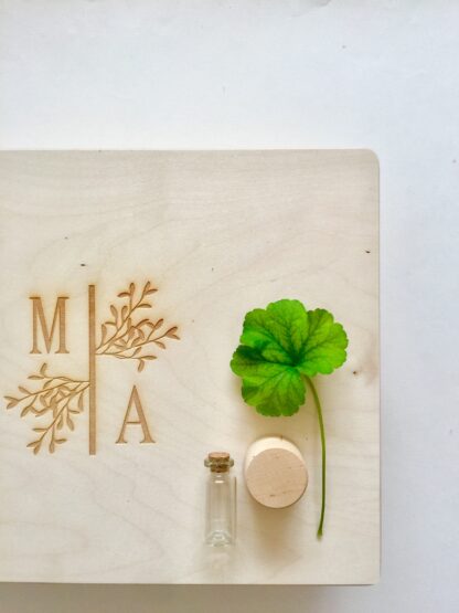 Trusou botez personalizat elegant materiale naturale muselina Trusoul contine: Prosop/paturica pentru micut, personalizata din muselina organica alba  triplustrat, un material premium 100% natural, moale, absorbant, apreciat mai ales pentru articole destinate bebelusilor. Dimensiune prosop/paturica: 90x90 cm  Prosop mediu pentru preot muselina triplustrat, dimensiuni  40x40 cm Panza de mir din finet - bumbac 100%, dimensiuni 90x90 cm  Fasa, dimensiuni  120 cm din bumbac 100%,  personalizata cu numele micutului si data botezului Sticluta pentru ulei, dimensiuni 7-8 cm  Sapun artizanal, 100% natural, fara iritanti sau uleiuri esentiale cu potential alergen, formulat special pentru pielea sensibila a bebelusilor, cu galbenele. Sapunul vine impachetat in hartie de matase si un saculet din bumbac, personalizat cu initiala miculutui. Cutia contine si o urare speciala pentru cel mic si un accesoriu din natura ( pampas, flori nemuritoare, grausor - in functie de sezon ) Trusoul vine ambalat in cutie carton hard - alb texturat, personalizat cu print monograma si numele micutului. Se poate personaliza in orice nuanta.           Disponibil si in alte variante de ambalare/continut, se pot vizualiza in aceeasi categorie - https://www.motifs.ro/categorie-produs/articole-botez-aniversari/trusouri/, dar si in varianta pentru fetita https://www.motifs.ro/shop/articole-botez-aniversari/trusouri/trusou-botez-personalizat-elegant-materiale-naturale/           Va rugam sa notati in comentarii toate detaliile legate de personalizare ( nuanta, piese, nume, initiale, data botezului, alte mentiuni ce considerati a fi relevante ).            Fiind un produs personalizat, comanda se va confirma prin e-mail sau telefonic si dupa achitarea unui avans si este un produs nereturnabil.           Termenul de executie-livrare este de 5-7 zile LUCRATOARE, la care se adauga 24-48 ore pentru transport. Livrarea se va face prin Fan Courier preponderent, insa in functie de destinatie, putem alege si alte companii de curierat, sau in zonele cu km suplimentari serviciul de coletarie rapida door to door al Postei Romane, Prioripost. Pentru a verifica acoperirea standard, https://www.fancourier.ro/acoperire/. Disclaimer:  Cosuletul are rol de prezentare/decorativ, nu este parte a trusoului, desi poate fi o sugestie de utilizat in functie de tematica botezului. Poate fi achizitionat din magazinele de home-deco,insa gasiti o varianta de ambalare in cutie din lemn, personalizata prin gravura, in aceeasi sectiune - articole botez, in cazul in care doriti un ambalaj mai deosebit. Trusou botez personalizat elegant din materiale naturale