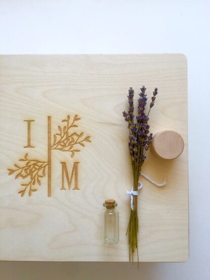 Trusou botez personalizat elegant materiale naturale muselina Trusoul contine: Prosop/paturica pentru micut, personalizata din muselina organica alba  triplustrat, un material premium 100% natural, moale, absorbant, apreciat mai ales pentru articole destinate bebelusilor. Dimensiune prosop/paturica: 90x90 cm  Prosop mediu pentru preot muselina triplustrat, dimensiuni  40x40 cm Panza de mir din finet - bumbac 100%, dimensiuni 90x90 cm  Fasa, dimensiuni  120 cm din bumbac 100%,  personalizata cu numele micutului si data botezului Sticluta pentru ulei, dimensiuni 7-8 cm  Sapun artizanal, 100% natural, fara iritanti sau uleiuri esentiale cu potential alergen, formulat special pentru pielea sensibila a bebelusilor, cu galbenele. Sapunul vine impachetat in hartie de matase si un saculet din bumbac, personalizat cu initiala miculutui. Cutia contine si o urare speciala pentru cel mic si un accesoriu din natura ( pampas, flori nemuritoare, grausor - in functie de sezon ) Trusoul vine ambalat in cutie carton hard - alb texturat, personalizat cu print monograma si numele micutului. Se poate personaliza in orice nuanta.           Disponibil si in alte variante de ambalare/continut, se pot vizualiza in aceeasi categorie - https://www.motifs.ro/categorie-produs/articole-botez-aniversari/trusouri/, dar si in varianta pentru fetita https://www.motifs.ro/shop/articole-botez-aniversari/trusouri/trusou-botez-personalizat-elegant-materiale-naturale/           Va rugam sa notati in comentarii toate detaliile legate de personalizare ( nuanta, piese, nume, initiale, data botezului, alte mentiuni ce considerati a fi relevante ).            Fiind un produs personalizat, comanda se va confirma prin e-mail sau telefonic si dupa achitarea unui avans si este un produs nereturnabil.           Termenul de executie-livrare este de 5-7 zile LUCRATOARE, la care se adauga 24-48 ore pentru transport. Livrarea se va face prin Fan Courier preponderent, insa in functie de destinatie, putem alege si alte companii de curierat, sau in zonele cu km suplimentari serviciul de coletarie rapida door to door al Postei Romane, Prioripost. Pentru a verifica acoperirea standard, https://www.fancourier.ro/acoperire/. Disclaimer:  Cosuletul are rol de prezentare/decorativ, nu este parte a trusoului, desi poate fi o sugestie de utilizat in functie de tematica botezului. Poate fi achizitionat din magazinele de home-deco,insa gasiti o varianta de ambalare in cutie din lemn, personalizata prin gravura, in aceeasi sectiune - articole botez, in cazul in care doriti un ambalaj mai deosebit. Trusou botez personalizat elegant din materiale naturale