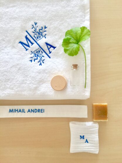 Trusou botez personalizat elegant materiale naturale muselina Trusoul contine: Prosop/paturica pentru micut, personalizata din muselina organica alba  triplustrat, un material premium 100% natural, moale, absorbant, apreciat mai ales pentru articole destinate bebelusilor. Dimensiune prosop/paturica: 90x90 cm  Prosop mediu pentru preot muselina triplustrat, dimensiuni  40x40 cm Panza de mir din finet - bumbac 100%, dimensiuni 90x90 cm  Fasa, dimensiuni  120 cm din bumbac 100%,  personalizata cu numele micutului si data botezului Sticluta pentru ulei, dimensiuni 7-8 cm  Sapun artizanal, 100% natural, fara iritanti sau uleiuri esentiale cu potential alergen, formulat special pentru pielea sensibila a bebelusilor, cu galbenele. Sapunul vine impachetat in hartie de matase si un saculet din bumbac, personalizat cu initiala miculutui. Cutia contine si o urare speciala pentru cel mic si un accesoriu din natura ( pampas, flori nemuritoare, grausor - in functie de sezon ) Trusoul vine ambalat in cutie carton hard - alb texturat, personalizat cu print monograma si numele micutului. Se poate personaliza in orice nuanta.           Disponibil si in alte variante de ambalare/continut, se pot vizualiza in aceeasi categorie - https://www.motifs.ro/categorie-produs/articole-botez-aniversari/trusouri/, dar si in varianta pentru fetita https://www.motifs.ro/shop/articole-botez-aniversari/trusouri/trusou-botez-personalizat-elegant-materiale-naturale/           Va rugam sa notati in comentarii toate detaliile legate de personalizare ( nuanta, piese, nume, initiale, data botezului, alte mentiuni ce considerati a fi relevante ).            Fiind un produs personalizat, comanda se va confirma prin e-mail sau telefonic si dupa achitarea unui avans si este un produs nereturnabil.           Termenul de executie-livrare este de 5-7 zile LUCRATOARE, la care se adauga 24-48 ore pentru transport. Livrarea se va face prin Fan Courier preponderent, insa in functie de destinatie, putem alege si alte companii de curierat, sau in zonele cu km suplimentari serviciul de coletarie rapida door to door al Postei Romane, Prioripost. Pentru a verifica acoperirea standard, https://www.fancourier.ro/acoperire/. Disclaimer:  Cosuletul are rol de prezentare/decorativ, nu este parte a trusoului, desi poate fi o sugestie de utilizat in functie de tematica botezului. Poate fi achizitionat din magazinele de home-deco,insa gasiti o varianta de ambalare in cutie din lemn, personalizata prin gravura, in aceeasi sectiune - articole botez, in cazul in care doriti un ambalaj mai deosebit. Trusou botez personalizat elegant din materiale naturale