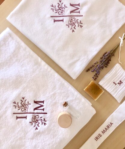 Trusou botez personalizat elegant materiale naturale muselina Trusoul contine: Prosop/paturica pentru micut, personalizata din muselina organica alba  triplustrat, un material premium 100% natural, moale, absorbant, apreciat mai ales pentru articole destinate bebelusilor. Dimensiune prosop/paturica: 90x90 cm  Prosop mediu pentru preot muselina triplustrat, dimensiuni  40x40 cm Panza de mir din finet - bumbac 100%, dimensiuni 90x90 cm  Fasa, dimensiuni  120 cm din bumbac 100%,  personalizata cu numele micutului si data botezului Sticluta pentru ulei, dimensiuni 7-8 cm  Sapun artizanal, 100% natural, fara iritanti sau uleiuri esentiale cu potential alergen, formulat special pentru pielea sensibila a bebelusilor, cu galbenele. Sapunul vine impachetat in hartie de matase si un saculet din bumbac, personalizat cu initiala miculutui. Cutia contine si o urare speciala pentru cel mic si un accesoriu din natura ( pampas, flori nemuritoare, grausor - in functie de sezon ) Trusoul vine ambalat in cutie carton hard - alb texturat, personalizat cu print monograma si numele micutului. Se poate personaliza in orice nuanta.           Disponibil si in alte variante de ambalare/continut, se pot vizualiza in aceeasi categorie - https://www.motifs.ro/categorie-produs/articole-botez-aniversari/trusouri/, dar si in varianta pentru fetita https://www.motifs.ro/shop/articole-botez-aniversari/trusouri/trusou-botez-personalizat-elegant-materiale-naturale/           Va rugam sa notati in comentarii toate detaliile legate de personalizare ( nuanta, piese, nume, initiale, data botezului, alte mentiuni ce considerati a fi relevante ).            Fiind un produs personalizat, comanda se va confirma prin e-mail sau telefonic si dupa achitarea unui avans si este un produs nereturnabil.           Termenul de executie-livrare este de 5-7 zile LUCRATOARE, la care se adauga 24-48 ore pentru transport. Livrarea se va face prin Fan Courier preponderent, insa in functie de destinatie, putem alege si alte companii de curierat, sau in zonele cu km suplimentari serviciul de coletarie rapida door to door al Postei Romane, Prioripost. Pentru a verifica acoperirea standard, https://www.fancourier.ro/acoperire/. Disclaimer:  Cosuletul are rol de prezentare/decorativ, nu este parte a trusoului, desi poate fi o sugestie de utilizat in functie de tematica botezului. Poate fi achizitionat din magazinele de home-deco,insa gasiti o varianta de ambalare in cutie din lemn, personalizata prin gravura, in aceeasi sectiune - articole botez, in cazul in care doriti un ambalaj mai deosebit. Trusou botez personalizat elegant din materiale naturale