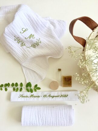Trusou botez Trusou botez baiat Trusou botez fete Trusou botez personalizat elegant simplu minimalist elegant materiale naturale muselina Trusoul contine: Prosop/paturica pentru micut, personalizata din muselina organica alba  triplustrat, un material premium 100% natural, moale, absorbant, apreciat mai ales pentru articole destinate bebelusilor. Dimensiune prosop/paturica: 90x90 cm  Prosop mediu pentru preot muselina triplustrat, dimensiuni  40x40 cm Panza de mir din finet - bumbac 100%, dimensiuni 90x90 cm  Fasa, dimensiuni  120 cm din bumbac 100%,  personalizata cu numele micutului si data botezului Sticluta pentru ulei, dimensiuni 7-8 cm  Sapun artizanal, 100% natural, fara iritanti sau uleiuri esentiale cu potential alergen, formulat special pentru pielea sensibila a bebelusilor, cu galbenele. Sapunul vine impachetat in hartie de matase si un saculet din bumbac, personalizat cu initiala miculutui. Cutia contine si o urare speciala pentru cel mic si un accesoriu din natura ( pampas, flori nemuritoare, grausor - in functie de sezon ) Trusoul vine ambalat in cutie carton hard - alb texturat, personalizat cu print monograma si numele micutului. Se poate personaliza in orice nuanta.           Disponibil si in alte variante de ambalare/continut, se pot vizualiza in aceeasi categorie - https://www.motifs.ro/categorie-produs/articole-botez-aniversari/trusouri/, dar si in varianta pentru fetita https://www.motifs.ro/shop/articole-botez-aniversari/trusouri/trusou-botez-personalizat-elegant-materiale-naturale/           Va rugam sa notati in comentarii toate detaliile legate de personalizare ( nuanta, piese, nume, initiale, data botezului, alte mentiuni ce considerati a fi relevante ).            Fiind un produs personalizat, comanda se va confirma prin e-mail sau telefonic si dupa achitarea unui avans si este un produs nereturnabil.           Termenul de executie-livrare este de 5-7 zile LUCRATOARE, la care se adauga 24-48 ore pentru transport. Livrarea se va face prin Fan Courier preponderent, insa in functie de destinatie, putem alege si alte companii de curierat, sau in zonele cu km suplimentari serviciul de coletarie rapida door to door al Postei Romane, Prioripost. Pentru a verifica acoperirea standard, https://www.fancourier.ro/acoperire/. Disclaimer:  Cosuletul are rol de prezentare/decorativ, nu este parte a trusoului, desi poate fi o sugestie de utilizat in functie de tematica botezului. Poate fi achizitionat din magazinele de home-deco,insa gasiti o varianta de ambalare in cutie din lemn, personalizata prin gravura, in aceeasi sectiune - articole botez, in cazul in care doriti un ambalaj mai deosebit. Trusou botez personalizat elegant din materiale naturale