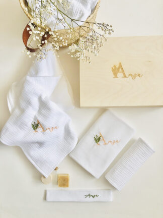 Trusou botez personalizat elegant simplu minimalist elegant materiale naturale muselina Trusoul contine: Prosop/paturica pentru micut, personalizata din muselina organica alba  triplustrat, un material premium 100% natural, moale, absorbant, apreciat mai ales pentru articole destinate bebelusilor. Dimensiune prosop/paturica: 90x90 cm  Prosop mediu pentru preot muselina triplustrat, dimensiuni  40x40 cm Panza de mir din finet - bumbac 100%, dimensiuni 90x90 cm  Fasa, dimensiuni  120 cm din bumbac 100%,  personalizata cu numele micutului si data botezului Sticluta pentru ulei, dimensiuni 7-8 cm  Sapun artizanal, 100% natural, fara iritanti sau uleiuri esentiale cu potential alergen, formulat special pentru pielea sensibila a bebelusilor, cu galbenele. Sapunul vine impachetat in hartie de matase si un saculet din bumbac, personalizat cu initiala miculutui. Cutia contine si o urare speciala pentru cel mic si un accesoriu din natura ( pampas, flori nemuritoare, grausor - in functie de sezon ) Trusoul vine ambalat in cutie carton hard - alb texturat, personalizat cu print monograma si numele micutului. Se poate personaliza in orice nuanta.           Disponibil si in alte variante de ambalare/continut, se pot vizualiza in aceeasi categorie - https://www.motifs.ro/categorie-produs/articole-botez-aniversari/trusouri/, dar si in varianta pentru fetita https://www.motifs.ro/shop/articole-botez-aniversari/trusouri/trusou-botez-personalizat-elegant-materiale-naturale/           Va rugam sa notati in comentarii toate detaliile legate de personalizare ( nuanta, piese, nume, initiale, data botezului, alte mentiuni ce considerati a fi relevante ).            Fiind un produs personalizat, comanda se va confirma prin e-mail sau telefonic si dupa achitarea unui avans si este un produs nereturnabil.           Termenul de executie-livrare este de 5-7 zile LUCRATOARE, la care se adauga 24-48 ore pentru transport. Livrarea se va face prin Fan Courier preponderent, insa in functie de destinatie, putem alege si alte companii de curierat, sau in zonele cu km suplimentari serviciul de coletarie rapida door to door al Postei Romane, Prioripost. Pentru a verifica acoperirea standard, https://www.fancourier.ro/acoperire/. Disclaimer:  Cosuletul are rol de prezentare/decorativ, nu este parte a trusoului, desi poate fi o sugestie de utilizat in functie de tematica botezului. Poate fi achizitionat din magazinele de home-deco,insa gasiti o varianta de ambalare in cutie din lemn, personalizata prin gravura, in aceeasi sectiune - articole botez, in cazul in care doriti un ambalaj mai deosebit. Trusou botez personalizat elegant din materiale naturale