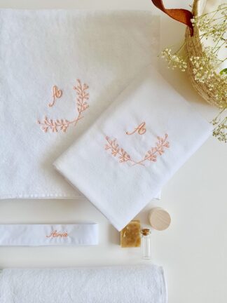 Trusou botez personalizat elegant materiale naturale muselina Trusoul contine: Prosop/paturica pentru micut, personalizata din muselina organica alba  triplustrat, un material premium 100% natural, moale, absorbant, apreciat mai ales pentru articole destinate bebelusilor. Dimensiune prosop/paturica: 90x90 cm  Prosop mediu pentru preot muselina triplustrat, dimensiuni  40x40 cm Panza de mir din finet - bumbac 100%, dimensiuni 90x90 cm  Fasa, dimensiuni  120 cm din bumbac 100%,  personalizata cu numele micutului si data botezului Sticluta pentru ulei, dimensiuni 7-8 cm  Sapun artizanal, 100% natural, fara iritanti sau uleiuri esentiale cu potential alergen, formulat special pentru pielea sensibila a bebelusilor, cu galbenele. Sapunul vine impachetat in hartie de matase si un saculet din bumbac, personalizat cu initiala miculutui. Cutia contine si o urare speciala pentru cel mic si un accesoriu din natura ( pampas, flori nemuritoare, grausor - in functie de sezon ) Trusoul vine ambalat in cutie carton hard - alb texturat, personalizat cu print monograma si numele micutului. Se poate personaliza in orice nuanta.           Disponibil si in alte variante de ambalare/continut, se pot vizualiza in aceeasi categorie - https://www.motifs.ro/categorie-produs/articole-botez-aniversari/trusouri/, dar si in varianta pentru fetita https://www.motifs.ro/shop/articole-botez-aniversari/trusouri/trusou-botez-personalizat-elegant-materiale-naturale/           Va rugam sa notati in comentarii toate detaliile legate de personalizare ( nuanta, piese, nume, initiale, data botezului, alte mentiuni ce considerati a fi relevante ).            Fiind un produs personalizat, comanda se va confirma prin e-mail sau telefonic si dupa achitarea unui avans si este un produs nereturnabil.           Termenul de executie-livrare este de 5-7 zile LUCRATOARE, la care se adauga 24-48 ore pentru transport. Livrarea se va face prin Fan Courier preponderent, insa in functie de destinatie, putem alege si alte companii de curierat, sau in zonele cu km suplimentari serviciul de coletarie rapida door to door al Postei Romane, Prioripost. Pentru a verifica acoperirea standard, https://www.fancourier.ro/acoperire/. Disclaimer:  Cosuletul are rol de prezentare/decorativ, nu este parte a trusoului, desi poate fi o sugestie de utilizat in functie de tematica botezului. Poate fi achizitionat din magazinele de home-deco,insa gasiti o varianta de ambalare in cutie din lemn, personalizata prin gravura, in aceeasi sectiune - articole botez, in cazul in care doriti un ambalaj mai deosebit. Trusou botez personalizat elegant din materiale naturale trusou fetita trusou baiat trusou baietel trusou biserica