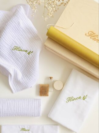 trusou botez fata trusou botez fetita trusou botez baiat trusou bitez unisex trusou botez maslinaTrusou botez personalizat elegant materiale naturale muselina