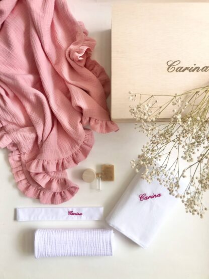 Trusou botez Trusou botez baiat Trusou botez fete Trusou botez cutie Trusou botez lumanare Trusou botez personalizat elegant materiale naturale muselina cu volanas Set complet botez biserica Trusou botez fetita Trusou bitez personalizat Trusou botez in cutie de amintiri Trusou botez personalizat fetita Trusou botez materiale naturale muselina paturica muselina cu volanas Kit botez Set muselina