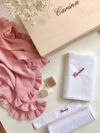 Trusou botez Trusou botez baiat Trusou botez fete Trusou botez cutie Trusou botez lumanare Trusou botez personalizat elegant materiale naturale muselina cu volanas Set complet botez biserica Trusou botez fetita Trusou bitez personalizat Trusou botez in cutie de amintiri Trusou botez personalizat fetita Trusou botez materiale naturale muselina paturica muselina cu volanas Kit botez Set muselina