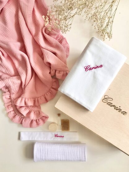 Trusou botez trusou botez muselina trusou botez roz Trusou botez baiat Trusou botez fete Trusou botez cutie Trusou botez lumanare Trusou botez personalizat elegant materiale naturale muselina cu volanas Set complet botez biserica Trusou botez fetita Trusou bitez personalizat Trusou botez in cutie de amintiri Trusou botez personalizat fetita Trusou botez materiale naturale muselina paturica muselina cu volanas Kit botez Set muselina trusou botez cutie amintiri cutie amintiri botez