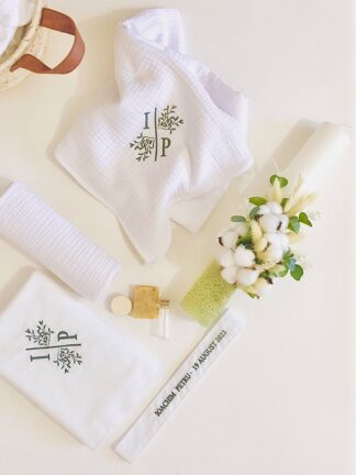 Trusou botez Trusou botez baiat Trusou botez fete Trusou botez cutie Trusou botez lumanare Trusou botez personalizat elegant materiale naturale muselina cu volanas Set complet botez biserica Trusou botez fetita Trusou bitez personalizat Trusou botez in cutie de amintiri Trusou botez personalizat fetita Trusou botez materiale naturale muselina paturica muselina cu volanas Kit botez Set muselina Trusou botez cu lumanare Lumanare botez Lumanare botez fetita Lumanare botez fata Lumanare botez baiat Lumanare botez baietel Lumanare botez bumbac Lumanare botez eucalipt Lumanare botez flori nemuritoare