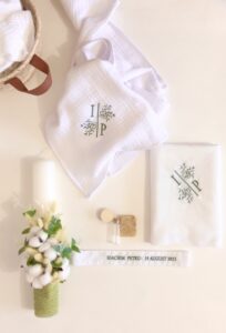 Trusou botez Trusou botez baiat Trusou botez fete Trusou botez cutie Trusou botez lumanare Trusou botez personalizat elegant materiale naturale muselina cu volanas Set complet botez biserica Trusou botez fetita Trusou bitez personalizat Trusou botez in cutie de amintiri Trusou botez personalizat fetita Trusou botez materiale naturale muselina paturica muselina cu volanas Kit botez Set muselina Trusou botez cu lumanare Lumanare botez Lumanare botez fetita Lumanare botez fata Lumanare botez baiat Lumanare botez baietel Lumanare botez bumbac Lumanare botez eucalipt Lumanare botez flori nemuritoare