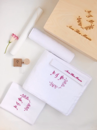 Trusou botez Trusou botez baiat Trusou botez fete trusou botez fetita Trusou botez cutie Trusou botez lumanare Trusou botez personalizat elegant materiale naturale muselina cu volanas Set complet botez biserica Trusou botez fetita Trusou bitez personalizat Trusou botez in cutie de amintiri Trusou botez personalizat fetita Trusou botez materiale naturale muselina paturica muselina cu volanas Kit botez trusou botez personalizat cu nume Cufar amintiri Cufar amintiri botez Cufar amintiri bebelusi