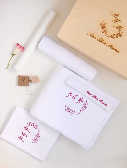Trusou botez Trusou botez baiat Trusou botez fete trusou botez fetita Trusou botez cutie Trusou botez lumanare Trusou botez personalizat elegant materiale naturale muselina cu volanas Set complet botez biserica Trusou botez fetita Trusou bitez personalizat Trusou botez in cutie de amintiri Trusou botez personalizat fetita Trusou botez materiale naturale muselina paturica muselina cu volanas Kit botez trusou botez personalizat cu nume Cufar amintiri Cufar amintiri botez Cufar amintiri bebelusi