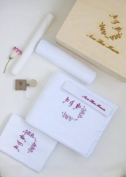 Trusou botez Trusou botez baiat Trusou botez fete trusou botez fetita Trusou botez cutie Trusou botez lumanare Trusou botez personalizat elegant materiale naturale muselina cu volanas Set complet botez biserica Trusou botez fetita Trusou bitez personalizat Trusou botez in cutie de amintiri Trusou botez personalizat fetita Trusou botez materiale naturale muselina paturica muselina cu volanas Kit botez trusou botez personalizat cu nume