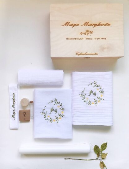 trusou-botez-muselina_trusou-botez-personalizat_trusou-fetita_trusou-botez-cu-lumanare_trusou-botez-modern_trusou-botez-simplu_trusou-botez-flori_trusou-botez-lux_cutie-amintiri_trusou-elegant