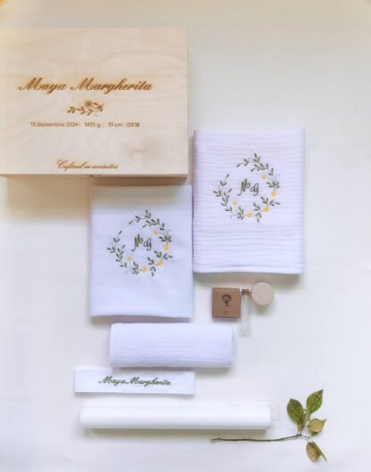 trusou botez muselina_trusou botez personalizat_trusou botez fetita_trusou botez cu lumanare_trusou botez modern_trusou botez simplu_trusou botez flori_trusou botez lux_cufar amintiri lemn