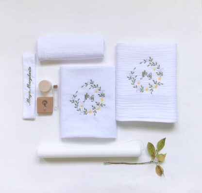 trusou botez muselina_trusou botez personalizat_trusou botez fetita_trusou botez cu lumanare_trusou botez modern_trusou botez simplu_trusou botez flori_trusou botez lux_cutie amintiri copii