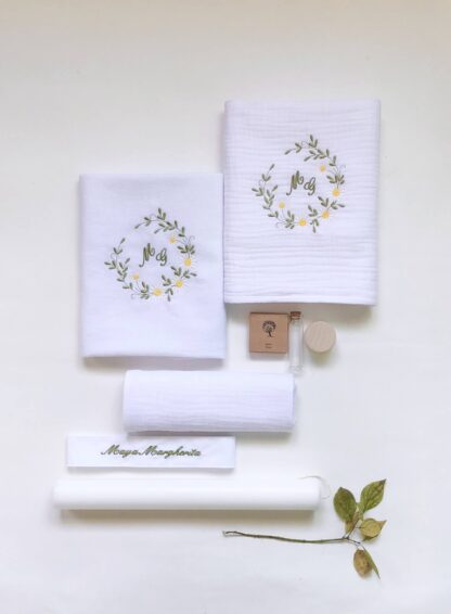 trusou botez muselina_trusou botez personalizat_trusou botez fetita_trusou botez cu lumanare_trusou botez modern_trusou botez simplu_trusou botez flori_trusou botez lux_cutie amintiri lemn