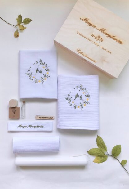 trusou botez muselina_trusou botez personalizat_trusou botez fetita_trusou botez cu lumanare_trusou botez modern_trusou botez simplu_trusou botez flori_trusou botez lux_cutie amintiri