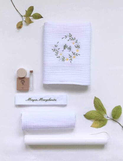 trusou botez muselina_trusou botez personalizat_trusou botez fetita_trusou botez cu lumanare_trusou botez modern_trusou botez simplu_trusou botez flori_trusou botez lux_trusou cutie amintiri