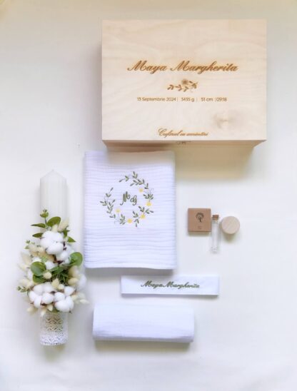trusou botez muselina_trusou botez personalizat_trusou fetita_trusou botez cu lumanare_trusou botez modern_trusou botez simplu_trusou botez flori_trusou botez lux_cutie amintiri_trusou elegant