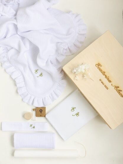 Trusou botez Trusou botez baiat Trusou botez fete trusou botez fetita Trusou botez cutie Trusou botez lumanare Trusou botez personalizat elegant materiale naturale muselina cu volanas Set complet botez biserica Trusou botez fetita Trusou bitez personalizat Trusou botez in cutie de amintiri Trusou botez personalizat fetita Trusou botez materiale naturale muselina paturica muselina cu volanas Kit botez trusou botez personalizat cu nume Cufar amintiri botez Cufar amintiri bebelusi Trusou botez simplu Trusou botez elegant Trusou botez deosebit Trusou botez muselina