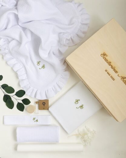 Trusou botez Trusou botez baiat Trusou botez fete trusou botez fetita Trusou botez cutie Trusou botez lumanare Trusou botez personalizat elegant materiale naturale muselina cu volanas Set complet botez biserica Trusou botez fetita Trusou bitez personalizat Trusou botez in cutie de amintiri Trusou botez personalizat fetita Trusou botez materiale naturale muselina paturica muselina cu volanas Kit botez trusou botez personalizat cu nume Cufar amintiri botez Cufar amintiri bebelusi Trusou botez simplu Trusou botez elegant Trusou botez deosebit Trusou botez muselina