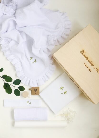 Trusou botez Trusou botez baiat Trusou botez fete trusou botez fetita Trusou botez cutie Trusou botez lumanare Trusou botez personalizat elegant materiale naturale muselina cu volanas Set complet botez biserica Trusou botez fetita Trusou bitez personalizat Trusou botez in cutie de amintiri Trusou botez personalizat fetita Trusou botez materiale naturale muselina paturica muselina cu volanas Kit botez trusou botez personalizat cu nume Cufar amintiri botez Cufar amintiri bebelusi Trusou botez simplu Trusou botez elegant Trusou botez deosebit Trusou botez muselina