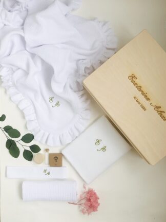Trusou botez Trusou botez baiat Trusou botez fete trusou botez fetita Trusou botez cutie Trusou botez lumanare Trusou botez personalizat elegant materiale naturale muselina cu volanas Set complet botez biserica Trusou botez fetita Trusou bitez personalizat Trusou botez in cutie de amintiri Trusou botez personalizat fetita Trusou botez materiale naturale muselina paturica muselina cu volanas Kit botez trusou botez personalizat cu nume Cufar amintiri botez Cufar amintiri bebelusi Trusou botez simplu Trusou botez elegant Trusou botez deosebit Trusou botez muselina