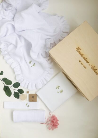 Trusou botez Trusou botez baiat Trusou botez fete trusou botez fetita Trusou botez cutie Trusou botez lumanare Trusou botez personalizat elegant materiale naturale muselina cu volanas Set complet botez biserica Trusou botez fetita Trusou bitez personalizat Trusou botez in cutie de amintiri Trusou botez personalizat fetita Trusou botez materiale naturale muselina paturica muselina cu volanas Kit botez trusou botez personalizat cu nume Cufar amintiri botez Cufar amintiri bebelusi Trusou botez simplu Trusou botez elegant Trusou botez deosebit Trusou botez muselina