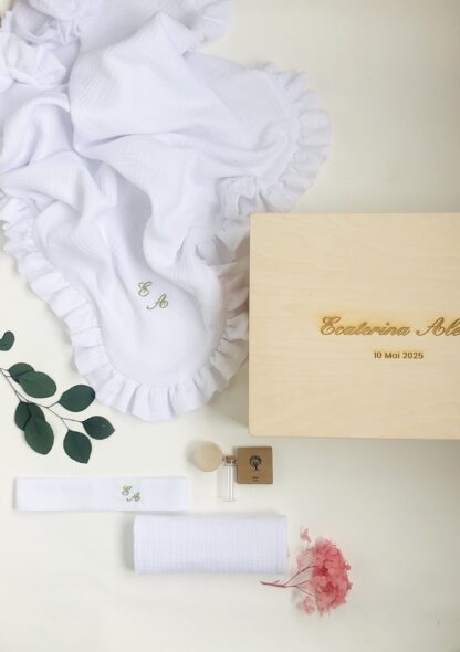 Trusou botez Trusou botez baiat Trusou botez fete trusou botez fetita Trusou botez cutie Trusou botez lumanare Trusou botez personalizat elegant materiale naturale muselina cu volanas Set complet botez biserica Trusou botez fetita Trusou bitez personalizat Trusou botez in cutie de amintiri Trusou botez personalizat fetita Trusou botez materiale naturale muselina paturica muselina cu volanas Kit botez trusou botez personalizat cu nume Cufar amintiri botez Cufar amintiri bebelusi Trusou botez simplu Trusou botez elegant Trusou botez deosebit Trusou botez muselina