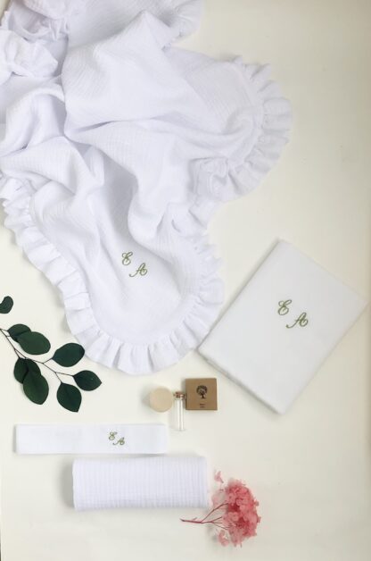Trusou botez Trusou botez baiat Trusou botez fete trusou botez fetita Trusou botez cutie Trusou botez lumanare Trusou botez personalizat elegant materiale naturale muselina cu volanas Set complet botez biserica Trusou botez fetita Trusou bitez personalizat Trusou botez in cutie de amintiri Trusou botez personalizat fetita Trusou botez materiale naturale muselina paturica muselina cu volanas Kit botez trusou botez personalizat cu nume Cufar amintiri botez Cufar amintiri bebelusi Trusou botez simplu Trusou botez elegant Trusou botez deosebit Trusou botez muselina