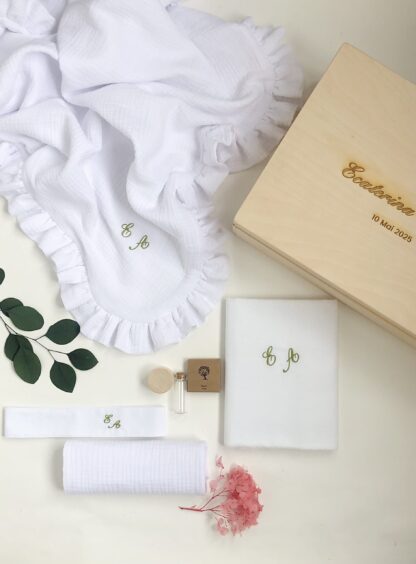 Trusou botez Trusou botez baiat Trusou botez fete trusou botez fetita Trusou botez cutie Trusou botez lumanare Trusou botez personalizat elegant materiale naturale muselina cu volanas Set complet botez biserica Trusou botez fetita Trusou bitez personalizat Trusou botez in cutie de amintiri Trusou botez personalizat fetita Trusou botez materiale naturale muselina paturica muselina cu volanas Kit botez trusou botez personalizat cu nume Cufar amintiri botez Cufar amintiri bebelusi Trusou botez simplu Trusou botez elegant Trusou botez deosebit Trusou botez muselina