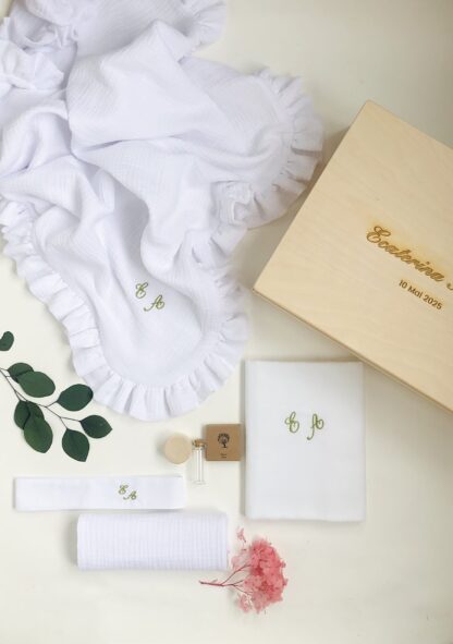 Trusou botez Trusou botez baiat Trusou botez fete trusou botez fetita Trusou botez cutie Trusou botez lumanare Trusou botez personalizat elegant materiale naturale muselina cu volanas Set complet botez biserica Trusou botez fetita Trusou bitez personalizat Trusou botez in cutie de amintiri Trusou botez personalizat fetita Trusou botez materiale naturale muselina paturica muselina cu volanas Kit botez trusou botez personalizat cu nume Cufar amintiri botez Cufar amintiri bebelusi Trusou botez simplu Trusou botez elegant Trusou botez deosebit Trusou botez muselina